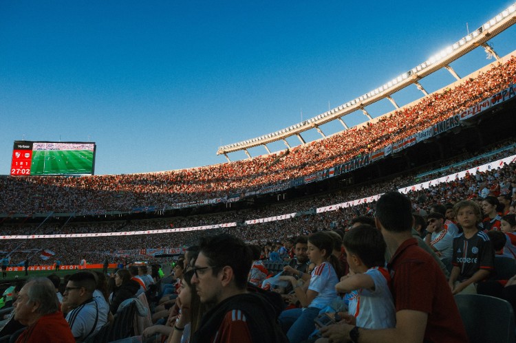 Streamed Stadiums: How Digital Platforms Redefine Live Sports Viewing